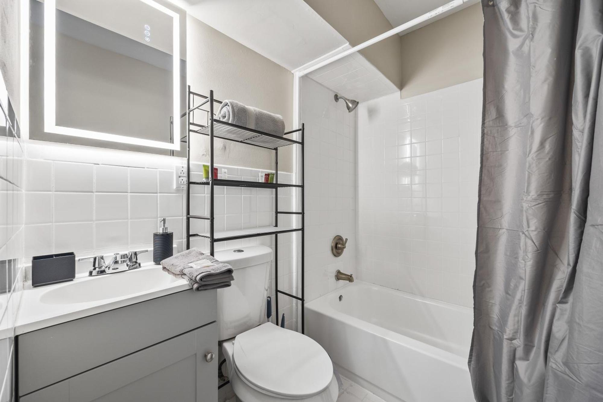 Cozy 2 Bedroom With Serene Ambiance